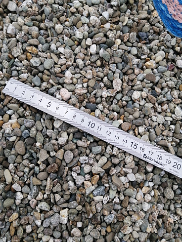 Kamenclub.ru: Галька речная окат (серая) фр.3-5 мм купить  в Оренбурге галька речная серая бежевый темно-серый окатанный речной камень округлый 9500 руб/т   фото КАМЕНЬ КЛУБ