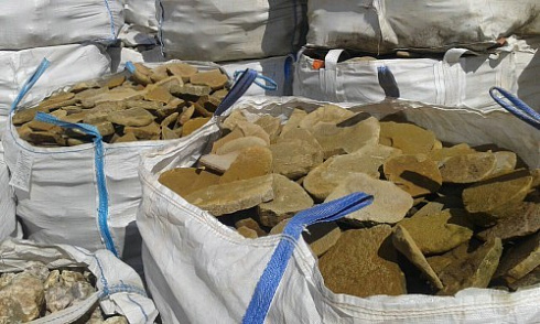 Kamenclub.ru: Песчаник колотый для облицовки (фр. 2-3 см)  купить в Оренбурге песчаник бежевый серый рыжий песчаник строительный 5000 руб/т   фото КАМЕНЬ КЛУБ