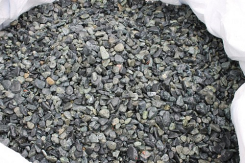 Kamenclub.ru: Щебень галтованный зеленый (змеевик) фр. 20-40 мм.  купить в Оренбурге мрамор зеленый, салатовый оголтованный щебень мраморный 12500 руб/т   фото КАМЕНЬ КЛУБ