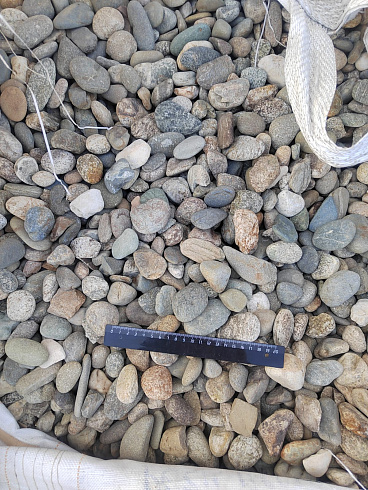 Kamenclub.ru: Галька речная окат (серая) фр.40-60 мм купить  в Оренбурге галька речная серый бежевый рыжий коричневый округлый речной камень 5000 руб/т   фото КАМЕНЬ КЛУБ