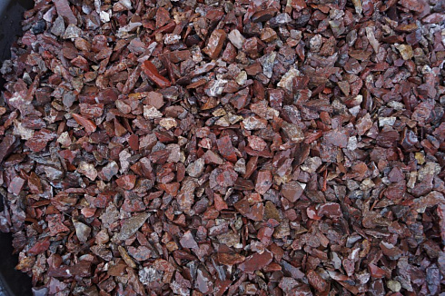 Kamenclub.ru: Щебень крошка красный (ЯШМА) фр. 20-40 мм.  купить в Оренбурге яшма красный, бордовый декоративный ландшафтный щебень 9000 руб/т   фото КАМЕНЬ КЛУБ