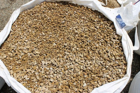 Kamenclub.ru: Щебень крошка желтый (песчаник) фр. 10-20 мм.  купить в Оренбурге песчаник бежевый, серый, рыжий декоративный ландшафтный щебень колотый 9500 руб/т   фото КАМЕНЬ КЛУБ