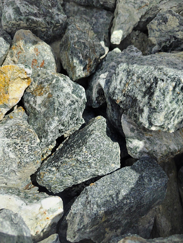 фото Галтованный жадеит (фр. 70-100 мм)  купить в Оренбурге в интернет-портале КАМЕНЬ КЛУБ