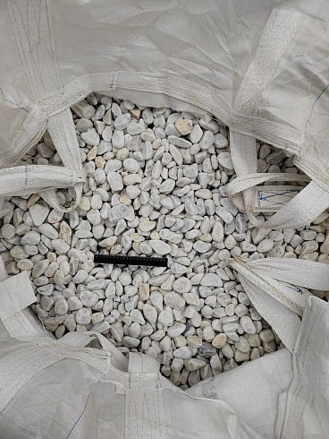 Kamenclub.ru: Мраморная крошка (щебень галтованный белый) фр.40-70 мм.  купить в Оренбурге мрамор белый молочный айвори окатанный округлый природный камень 17000 руб/т   фото КАМЕНЬ КЛУБ