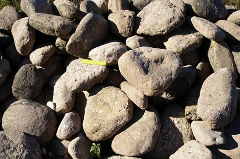 Kamenclub.ru: Конгломераты фр. 300-1000 мм.  купить в Оренбурге кварц мрамор диабаз коричневый, серый зеленоватый речной валун крупный 6500 руб/т   фото КАМЕНЬ КЛУБ