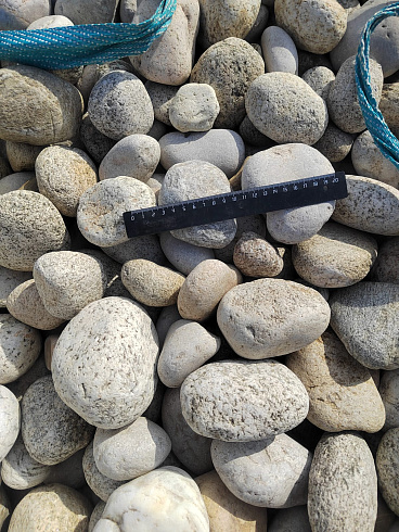 Kamenclub.ru: Галька речная окат (серо-белая) фр. 70-120 мм купить  в Оренбурге галька галечник бело-серая, серо-белая, серая, белая речная природная галька  8000 руб/т   фото КАМЕНЬ КЛУБ