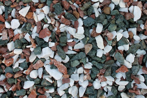 Kamenclub.ru: Мраморная крошка (щебень крошка микс: белый-зеленый-розовый) фр. 10-20 мм.  купить в Оренбурге мрамор белый, зеленый, розовый декоративный ландшафтный колотый щебень 12000 руб/т   фото КАМЕНЬ КЛУБ