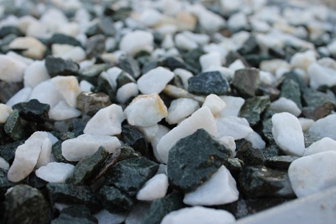 Kamenclub.ru: Мраморная крошка (щебень крошка микс: белый-зеленый) фр. 10-20 мм.  купить в Оренбурге мрамор белый, зеленый каменная ландшафтная декоративная крошка щебня 9500 руб/т   фото КАМЕНЬ КЛУБ