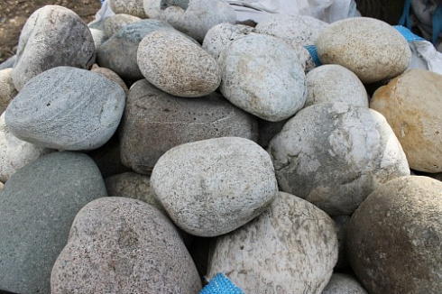 Kamenclub.ru: Речной валун (Ассорти) фр.100-300 мм.  купить в Оренбурге галечник серый, темно-серый, светло-серый речная галька крупных размеров 4200 руб/т   фото КАМЕНЬ КЛУБ