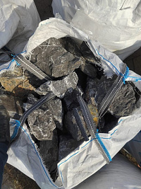 Kamenclub.ru: Черный мрамор скальник фр. 100-500 мм.  купить в Оренбурге мрамор черный белый серый крупный колотый валун ландшафтный 8500 руб/т   фото КАМЕНЬ КЛУБ