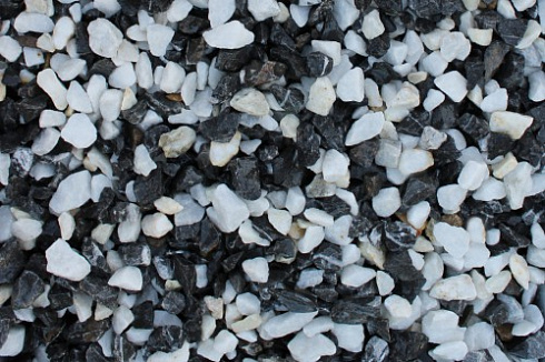 Kamenclub.ru: Мраморная крошка (щебень крошка микс : черный-белый) фр. 10-20 мм.  купить в Оренбурге мрамор белый, черный каменная декоративная крошка ландшафтная 12000 руб/т   фото КАМЕНЬ КЛУБ