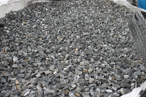 Kamenclub.ru: Щебень крошка черный (мрамор) фр. 10-20 мм.  купить в Оренбурге мрамор черный с белыми прожилками, черный, белый каменная ландшафтная декоративная крошка щебня 11000 руб/т   фото КАМЕНЬ КЛУБ