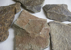 Kamenclub.ru: Песчаник пластушка "фонтанка" серо-зеленая (3,0-5,0 см)  купить в Оренбурге песчаник серо-зеленая колотые плитки облицовочные пластушки 11400 руб/м3   фото КАМЕНЬ КЛУБ