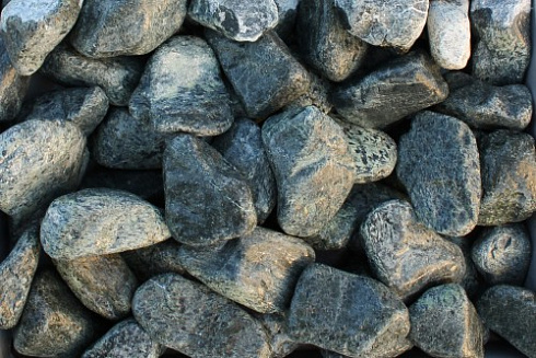 Kamenclub.ru: Щебень галтованный зеленый (змеевик) фр. 50-100 мм.  купить в Оренбурге галтовка мраморная зеленый, салатовый мрамор 12 500 руб/т   фото КАМЕНЬ КЛУБ