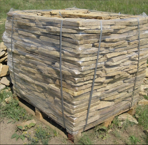 Kamenclub.ru: Песчаник пластушка желтый с рисунком (3 см)  купить в Оренбурге песчаник желтый с рисунком, рыжий, желтый песчаник пластушка ландшафтная рваная 8 500 руб/м3   фото КАМЕНЬ КЛУБ