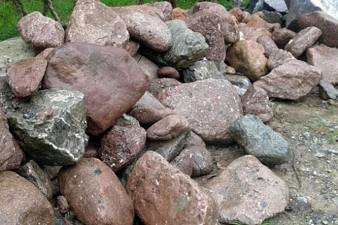 Kamenclub.ru: Конгломераты фр. 300-1000 мм.  купить в Оренбурге кварц мрамор диабаз коричневый, серый зеленоватый речной валун крупный 6500 руб/т   фото КАМЕНЬ КЛУБ