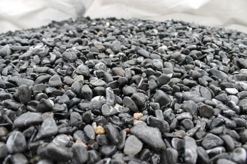 Kamenclub.ru: Щебень галтованный черный (мрамор) фр.10-20 мм.  купить в Оренбурге мрамор черный с белыми прожилками, черный, белый окатанный округлый ландшафтный декоративный щебень 15000 руб/т   фото КАМЕНЬ КЛУБ