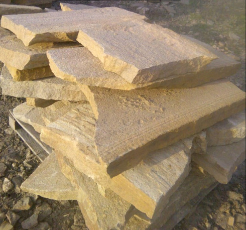 Kamenclub.ru: Форматный камень (плаха) пошаговая дорожка от 70-150 см (4 -12 см)  купить в Оренбурге плитняк  форматный плаха желтый песчаник 9 000 руб/т   фото КАМЕНЬ КЛУБ