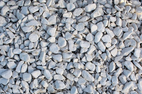 Kamenclub.ru: Щебень галтованный белый (мрамор) фр.5-10 мм.  купить в Оренбурге мрамор белый, айвори, молочный каменная мраморная декоративная ландшафтная крошка 17000 руб/т   фото КАМЕНЬ КЛУБ