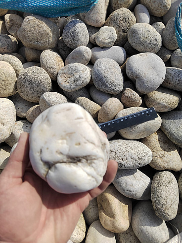 Kamenclub.ru: Галька речная окат (серо-белая) фр. 70-120 мм купить  в Оренбурге галька галечник бело-серая, серо-белая, серая, белая речная природная галька  8000 руб/т   фото КАМЕНЬ КЛУБ