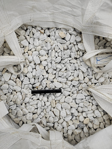 Kamenclub.ru: Мраморная крошка (щебень галтованный белый) фр.40-70 мм.  купить в Оренбурге мрамор белый молочный айвори окатанный округлый природный камень 17000 руб/т   фото КАМЕНЬ КЛУБ