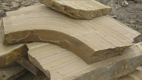 Kamenclub.ru: Форматный камень (плаха) пошаговая дорожка от 70-150 см (4 -12 см)  купить в Оренбурге плитняк  форматный плаха желтый песчаник 9 000 руб/т   фото КАМЕНЬ КЛУБ