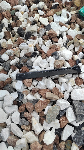 Kamenclub.ru: Мраморная крошка (щебень крошка микс : белый-черный-розовый) фр. 20-40 мм.  купить в Оренбурге мрамор белый, черный, розовый декоративная ландшафтная крошка 12000 руб/т   фото КАМЕНЬ КЛУБ