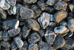 Kamenclub.ru: Щебень галтованный черный (мрамор) фр. 50-100 мм.  купить в Оренбурге мрамор черный с белыми прожилками щебень ландшафтный мраморный 15000 руб/т   фото КАМЕНЬ КЛУБ