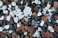 Kamenclub.ru: Мраморная крошка (щебень крошка микс : белый-черный-розовый) фр. 3-5 мм.  купить в Оренбурге мрамор белый, черный, розовый, разноцветный мраморная каменная крошка декорвтивная 12000 руб/т   фото КАМЕНЬ КЛУБ