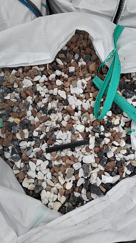 Kamenclub.ru: Мраморная крошка (щебень крошка микс : белый-черный-розовый) фр. 20-40 мм.  купить в Оренбурге мрамор белый, черный, розовый декоративная ландшафтная крошка 12000 руб/т   фото КАМЕНЬ КЛУБ