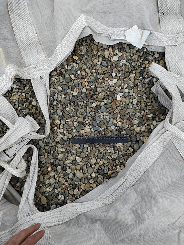 Kamenclub.ru: Галька речная окат (серая) фр.10-20 мм купить  в Оренбурге галька речная серая, серый, темно-серый, светло-серый, коричневый ландшафтная декоративная речная окатанная округлая галька 5000 руб/т   фото КАМЕНЬ КЛУБ