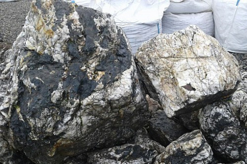 Kamenclub.ru: Черный гранит - кварцит фр. 100-500 мм.  купить в Оренбурге мрамор гранит черный с белыми прожилками, серый, белый валун скальный колотый 7000 руб/т   фото КАМЕНЬ КЛУБ