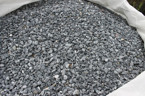 Kamenclub.ru: Щебень галтованный черный (мрамор) фр.10-20 мм.  купить в Оренбурге мрамор черный с белыми прожилками, черный, белый окатанный округлый ландшафтный декоративный щебень 15000 руб/т   фото КАМЕНЬ КЛУБ
