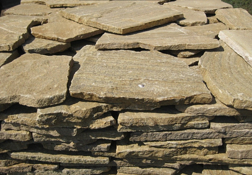 Kamenclub.ru: Песчаник пластушка желтый с рисунком (3 см)  купить в Оренбурге песчаник желтый с рисунком, рыжий, желтый песчаник пластушка ландшафтная рваная 8 500 руб/м3   фото КАМЕНЬ КЛУБ