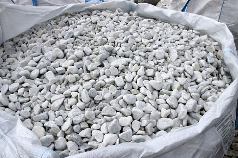 Kamenclub.ru: Мраморная крошка (щебень галтованный белый), фр.20-40 мм.  купить в Оренбурге мрамор белый бежевый молочный мраморный щебень декоративный 17000 руб/т   фото КАМЕНЬ КЛУБ
