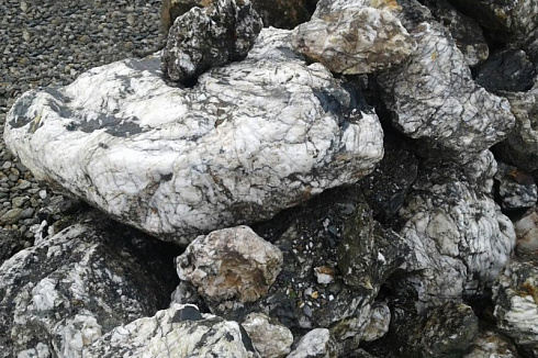 Kamenclub.ru: Черный гранит - кварцит фр. 100-500 мм.  купить в Оренбурге мрамор гранит черный с белыми прожилками, серый, белый валун скальный колотый 7000 руб/т   фото КАМЕНЬ КЛУБ