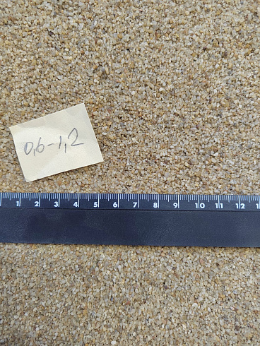 Кварцевый песок для площадок фр. 0,6-1,2 мм.  купить в Оренбурге фото Камень Клуб