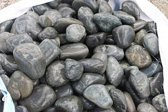 Kamenclub.ru: Темно-серый валунчик фр.100-300 мм.  купить в Оренбурге крупный природный камень серый, темно-серый, светло-серый речная галька большого размера окатанная 4500 руб/т   фото КАМЕНЬ КЛУБ