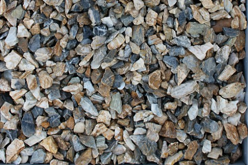 Kamenclub.ru: Мраморная крошка (щебень крошка медовый), фр. 10-20 мм.  купить в Оренбурге песчаник бежевый, серый каменная ландшафтная крошка  12000 руб/т   фото КАМЕНЬ КЛУБ