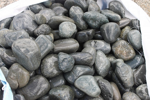 Kamenclub.ru: Темно-серый валунчик фр.100-300 мм.  купить в Оренбурге крупный природный камень серый, темно-серый, светло-серый речная галька большого размера окатанная 4500 руб/т   фото КАМЕНЬ КЛУБ
