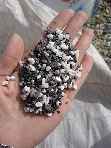 Kamenclub.ru: Мраморная крошка (щебень галтованный микс:белый-черный-розовый-медовый) фр.5-10 мм.  купить в Оренбурге мрамор белый, медовый, черный, розовый мраморный галтованный щебень декоративный ландшафтный 15500 руб/т   фото КАМЕНЬ КЛУБ
