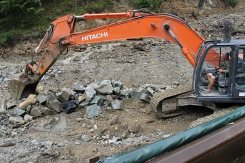 Kamenclub.ru: Гранит скальник (серо-зеленый) фр. 100-500 мм.  купить в Оренбурге гранит зеленый, серый, салатовый крупный ландшафтный валун 6 000 руб/т   фото КАМЕНЬ КЛУБ