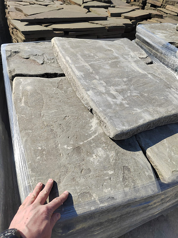 Kamenclub.ru: Песчаник пластушка галтованная светло-серая (3,0 см)  купить в Оренбурге песчаник светло-серый, серый ландшафтный камень рваный колотый 21000 руб/м3   фото КАМЕНЬ КЛУБ