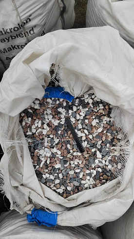 Kamenclub.ru: Мраморная крошка (щебень галтованный микс:белый-зеленый-розовый) фр.20-40 мм.  купить в Оренбурге мрамор белый, зеленый, розовый мрамор декоративный (галтовка) 15500 руб/т   фото КАМЕНЬ КЛУБ