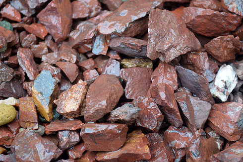 Kamenclub.ru: Щебень крошка красный (ЯШМА) фр. 20-40 мм.  купить в Оренбурге яшма красный, бордовый декоративный ландшафтный щебень 9000 руб/т   фото КАМЕНЬ КЛУБ