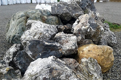 Kamenclub.ru: Черный гранит - кварцит фр. 500-1000 мм.  купить в Оренбурге гранит кварцит черный серый белый скальный колотый валун 9750 руб/т   фото КАМЕНЬ КЛУБ