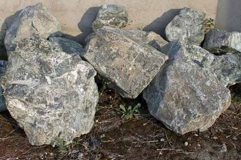 Kamenclub.ru: Змеевик скальник фр. 500-1500 мм.  купить в Оренбурге змеевик зеленый серый черный глыба скальная колотая 7500 руб/т   фото КАМЕНЬ КЛУБ