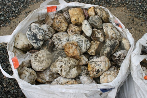 Kamenclub.ru: Кварцевый валунчик фр.100-300 мм.  купить в Оренбурге кварц белый, бежевый молочный рыжий крупный природный камень галечник 7850 руб/т   фото КАМЕНЬ КЛУБ