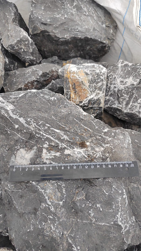 Kamenclub.ru: Черный мрамор скальник фр. 100-500 мм.  купить в Оренбурге мрамор черный белый серый крупный колотый валун ландшафтный 8500 руб/т   фото КАМЕНЬ КЛУБ