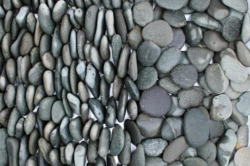 Kamenclub.ru: Галька речная плоская (темно-серая) фр. 70-150 мм. купить  в Оренбурге галечник природный темно-серый серый синий речная плоская природная окатанная  9000 руб/т   фото КАМЕНЬ КЛУБ